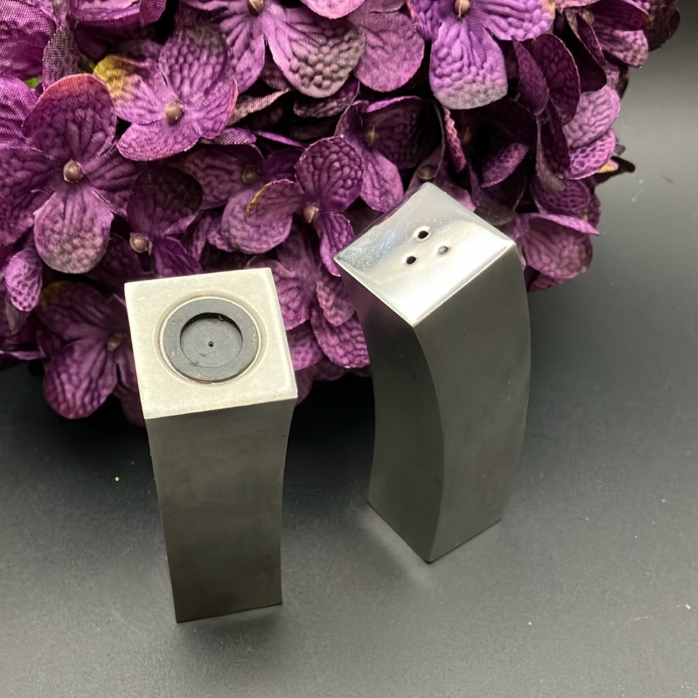 Mid Century Modern Elegance : Salt and Pepper Shakers - Picture 4 of 7